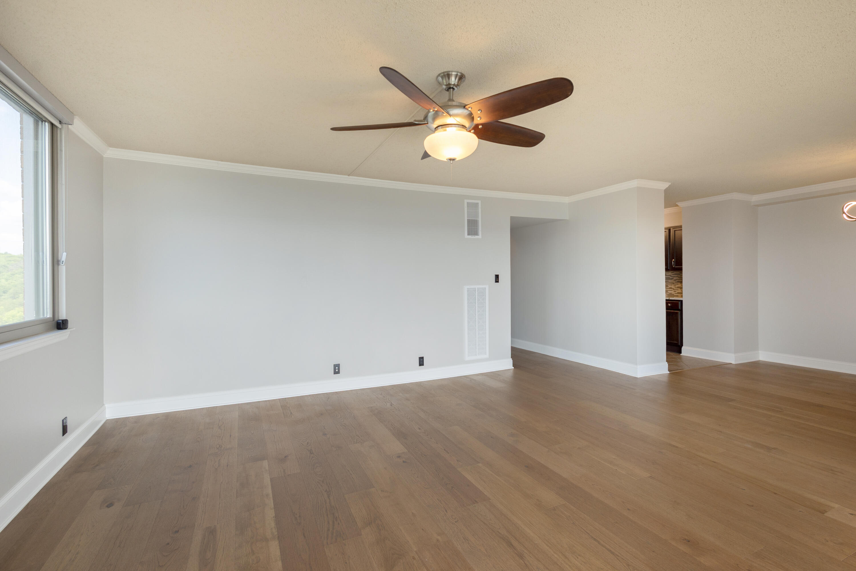 1131 Stringers Ridge Road, Unit 9J Chattanooga, TN 37405 - Photo 4 of 47 Living Room