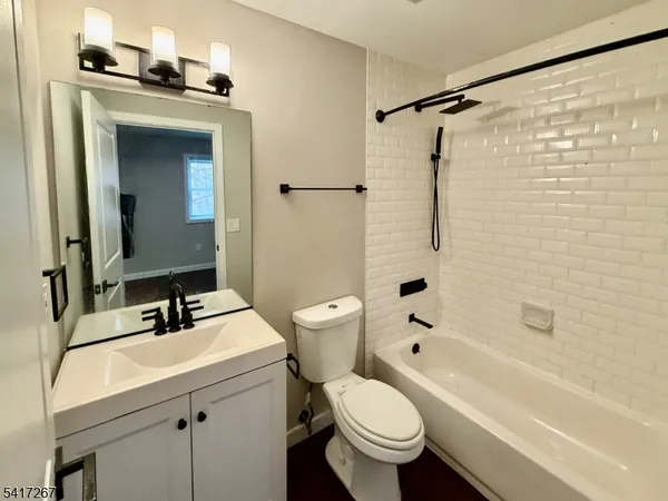 $1,695 | 196 Spring Street, Unit 2, Newton, NJ 07860