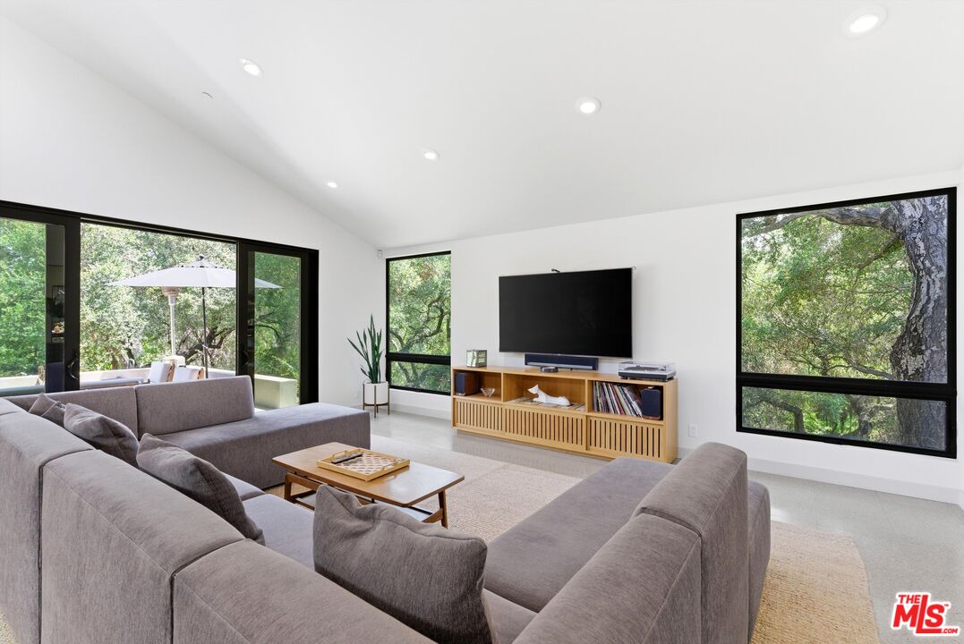 3860 Madison Road La Canada Flintridge, CA 91011 - Photo 6 of 51