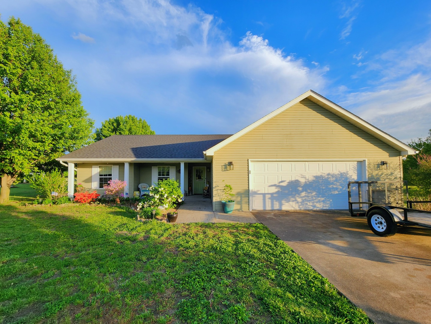a view of a house with a yard