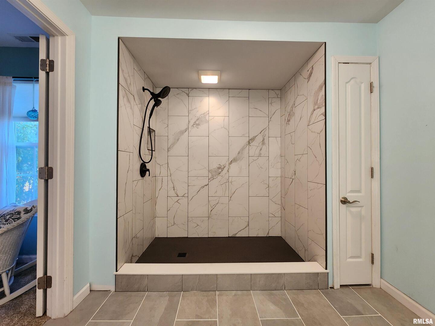 156 Hanover Lane Murphysboro, IL 62966 - Photo 30 of 63 a bathroom with a bath tub