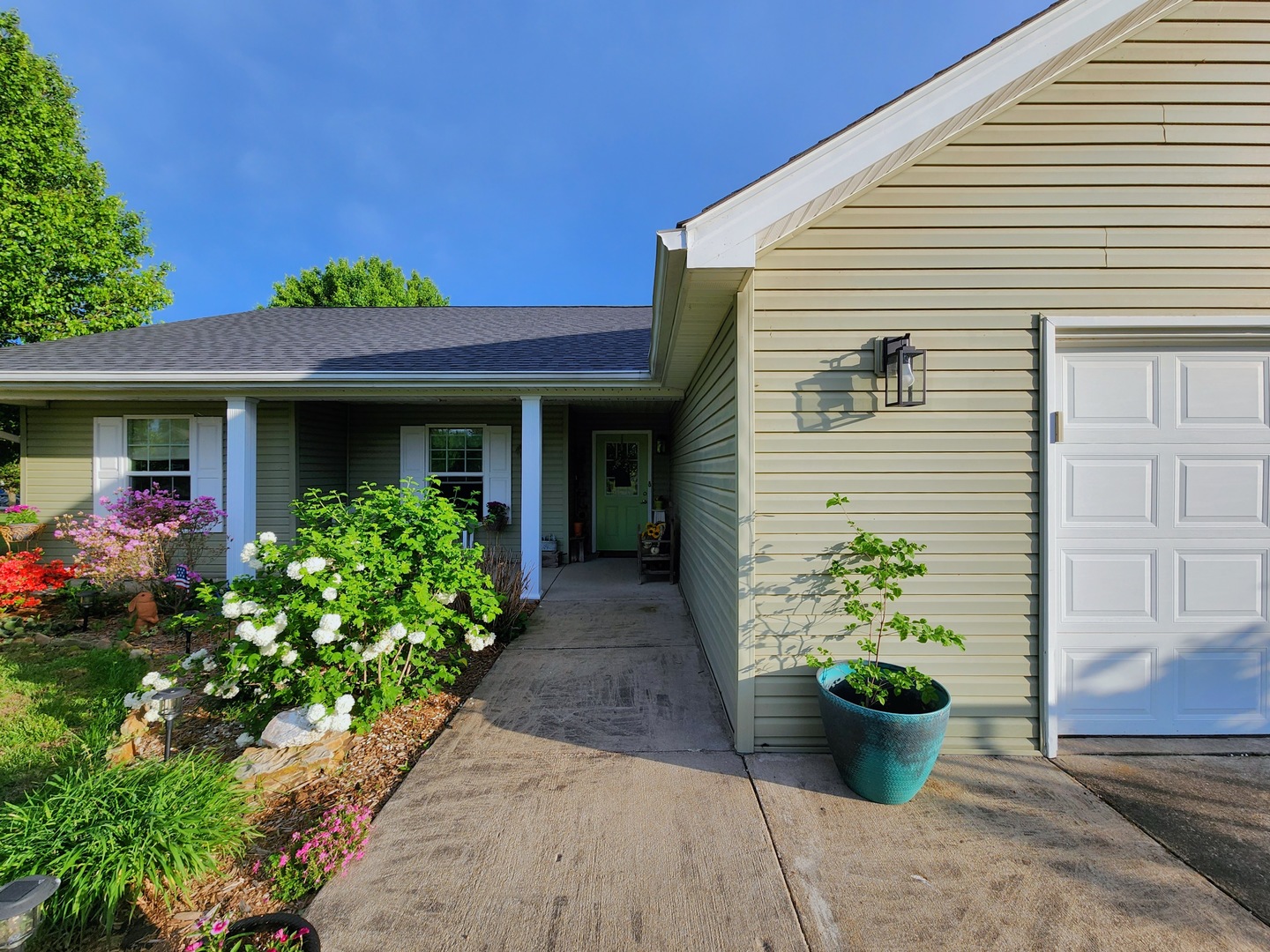 156 Hanover Lane Murphysboro, IL 62966 - Photo 3 of 63 a front view of a house with a potted plant