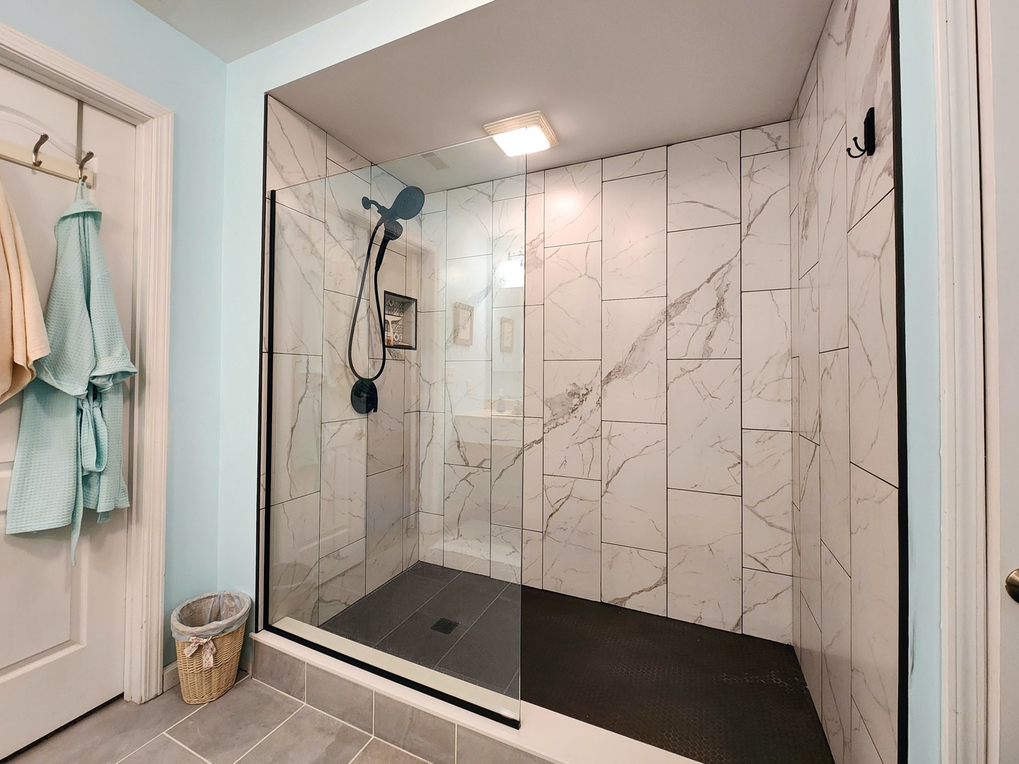 156 Hanover Lane Murphysboro, IL 62966 - Photo 31 of 63 a bathroom with a shower