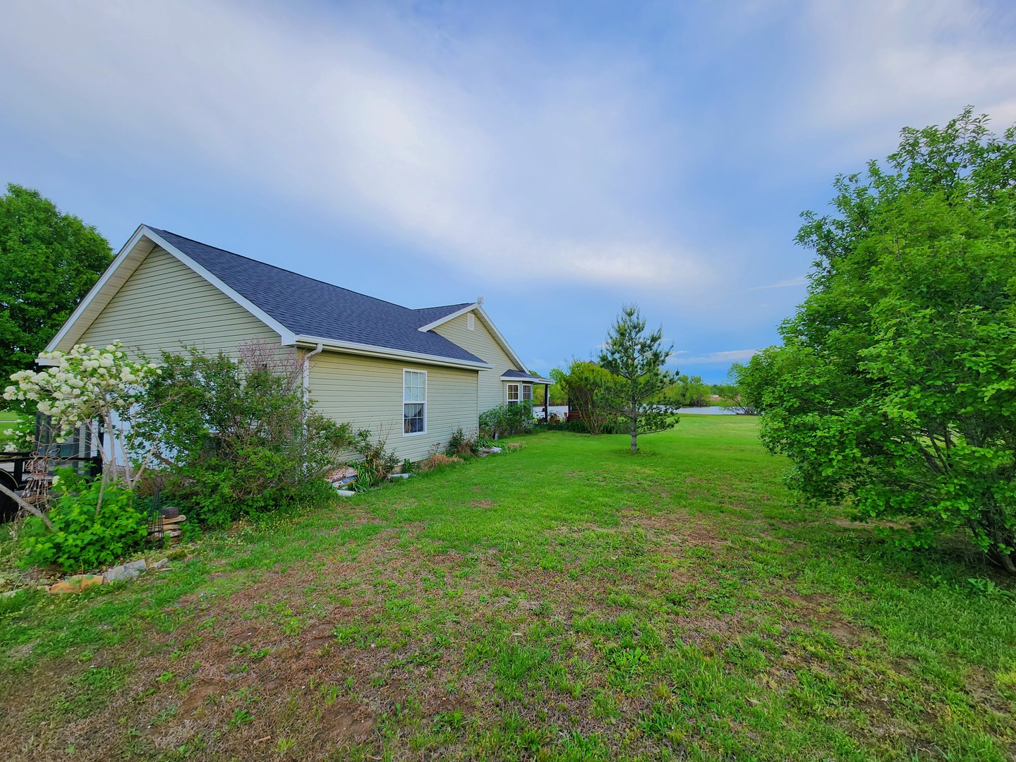 156 Hanover Lane Murphysboro, IL 62966 - Photo 50 of 63 a backyard of a house with plants and large trees