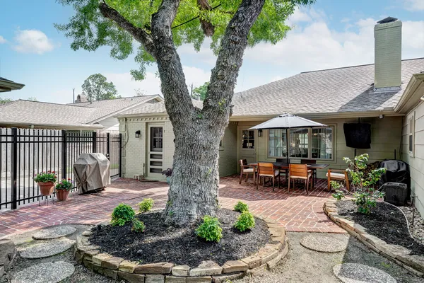 $725,000 | 2914 Ann Arbor Drive, Houston, TX 77063