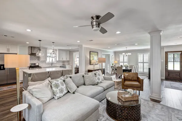 $725,000 | 2914 Ann Arbor Drive, Houston, TX 77063