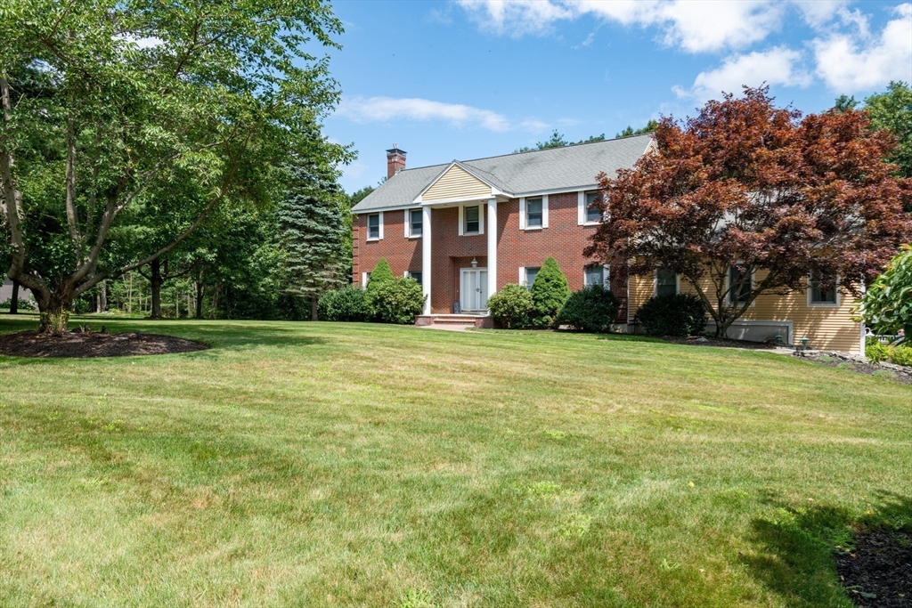 11 Hood Farm Road Ipswich, MA 01938 - Photo 4 of 42 a front view of a house with garden