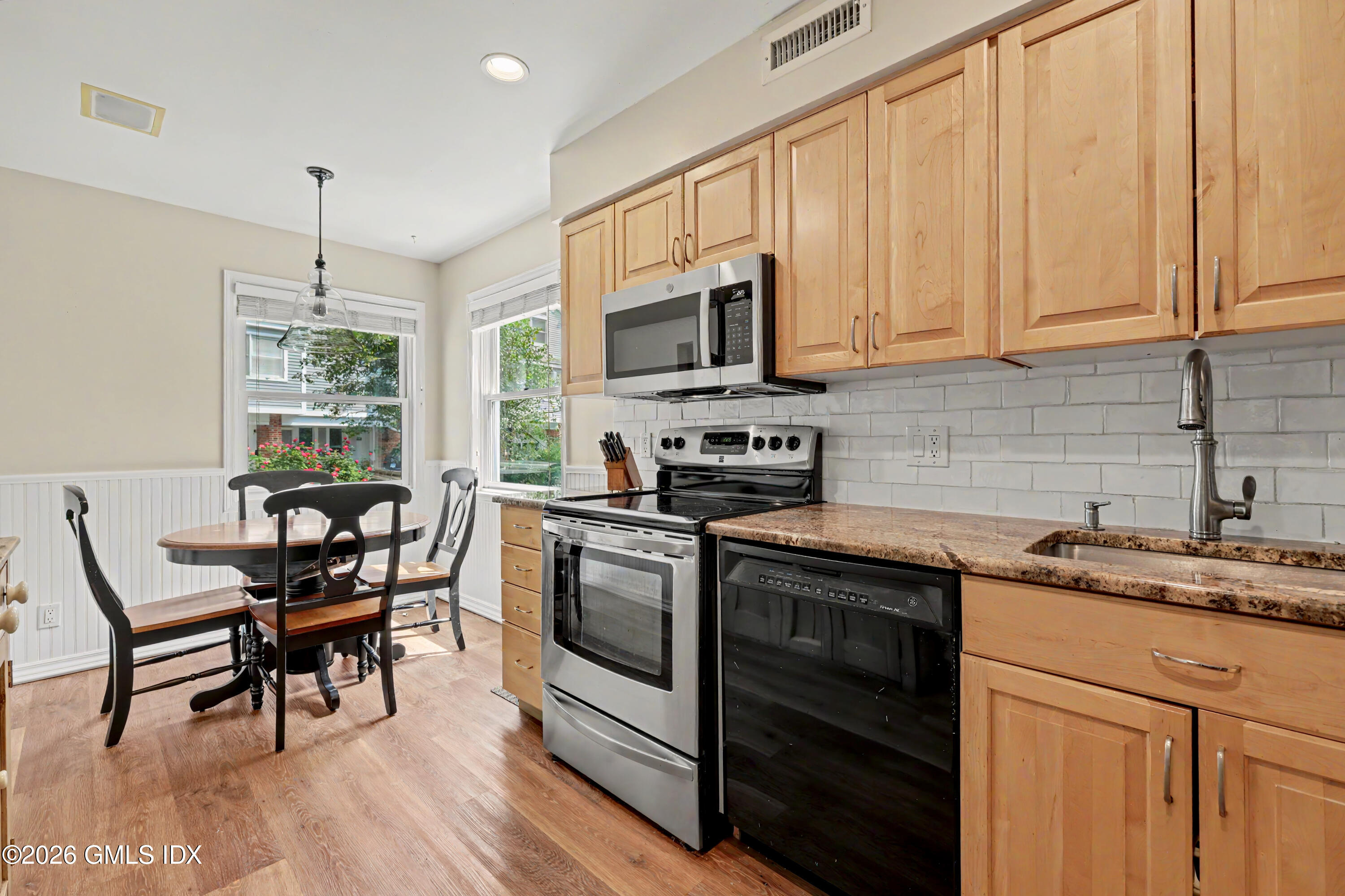 351 Pemberwick Road, Unit 503 Greenwich, CT 06831 - Photo 5 of 27 Kitchen