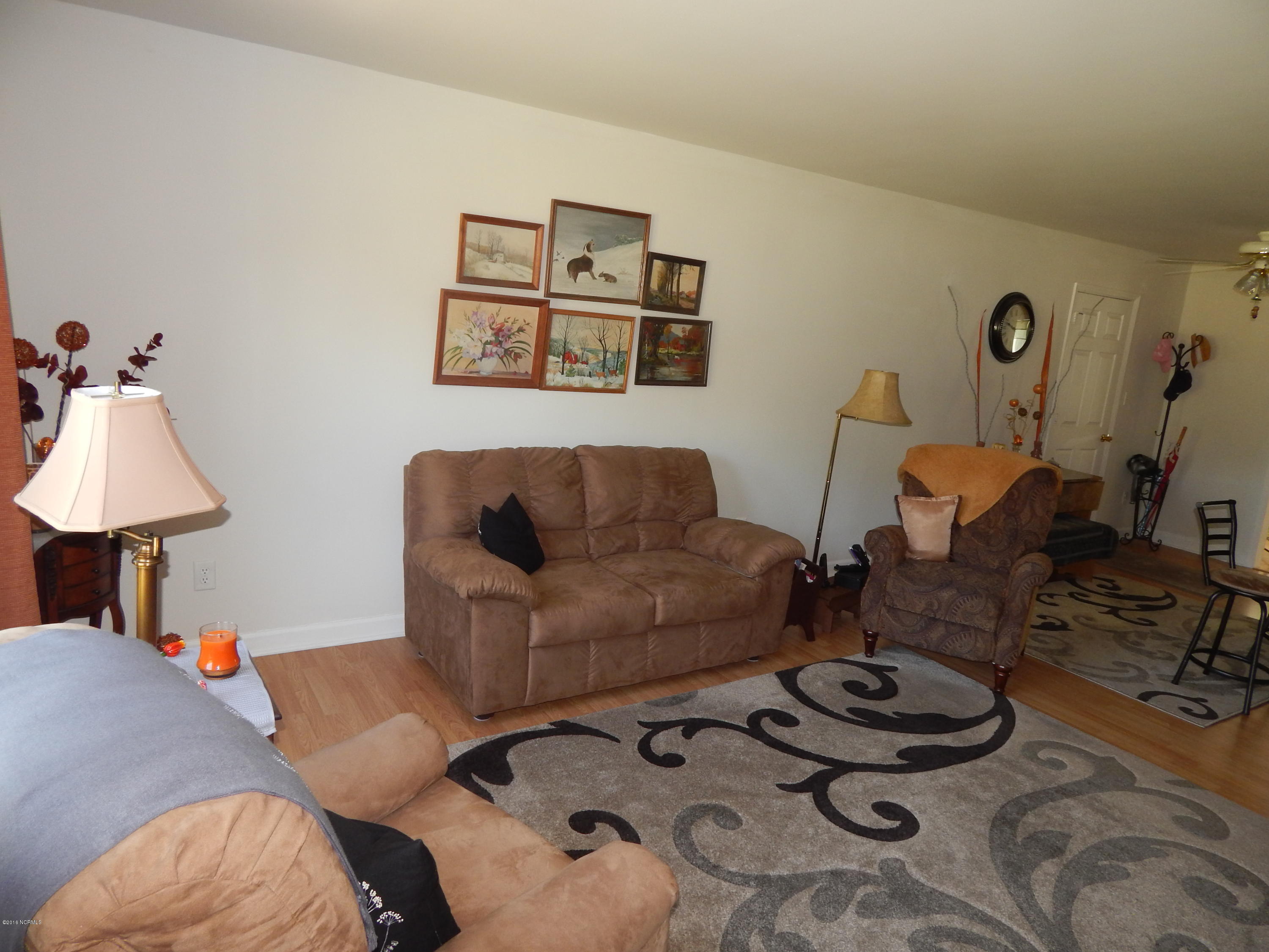 1178 Hibbs Road Newport, NC 28570 - Photo 4 of 23 Living room