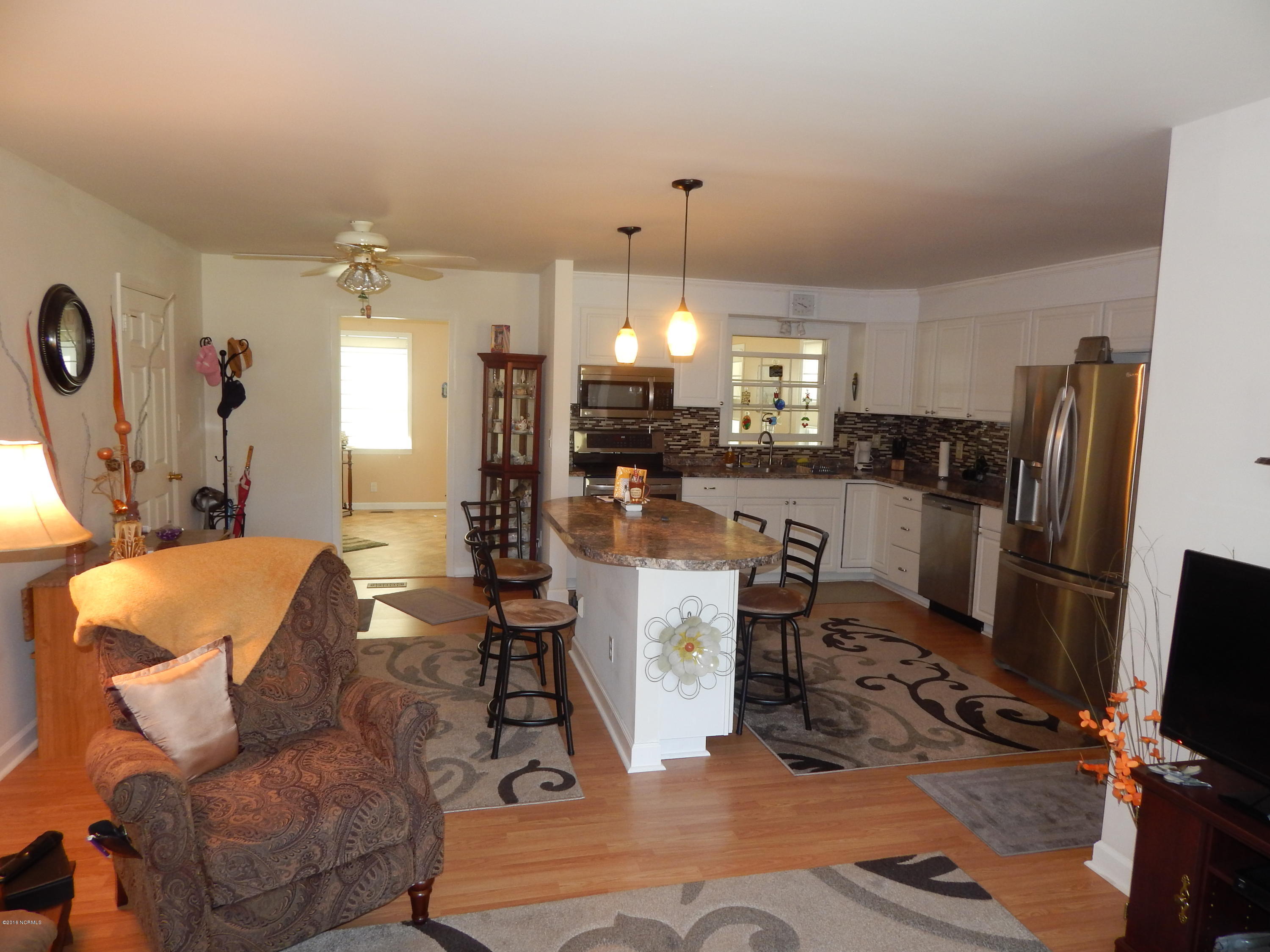 1178 Hibbs Road Newport, NC 28570 - Photo 5 of 23 Living room/kitchen
