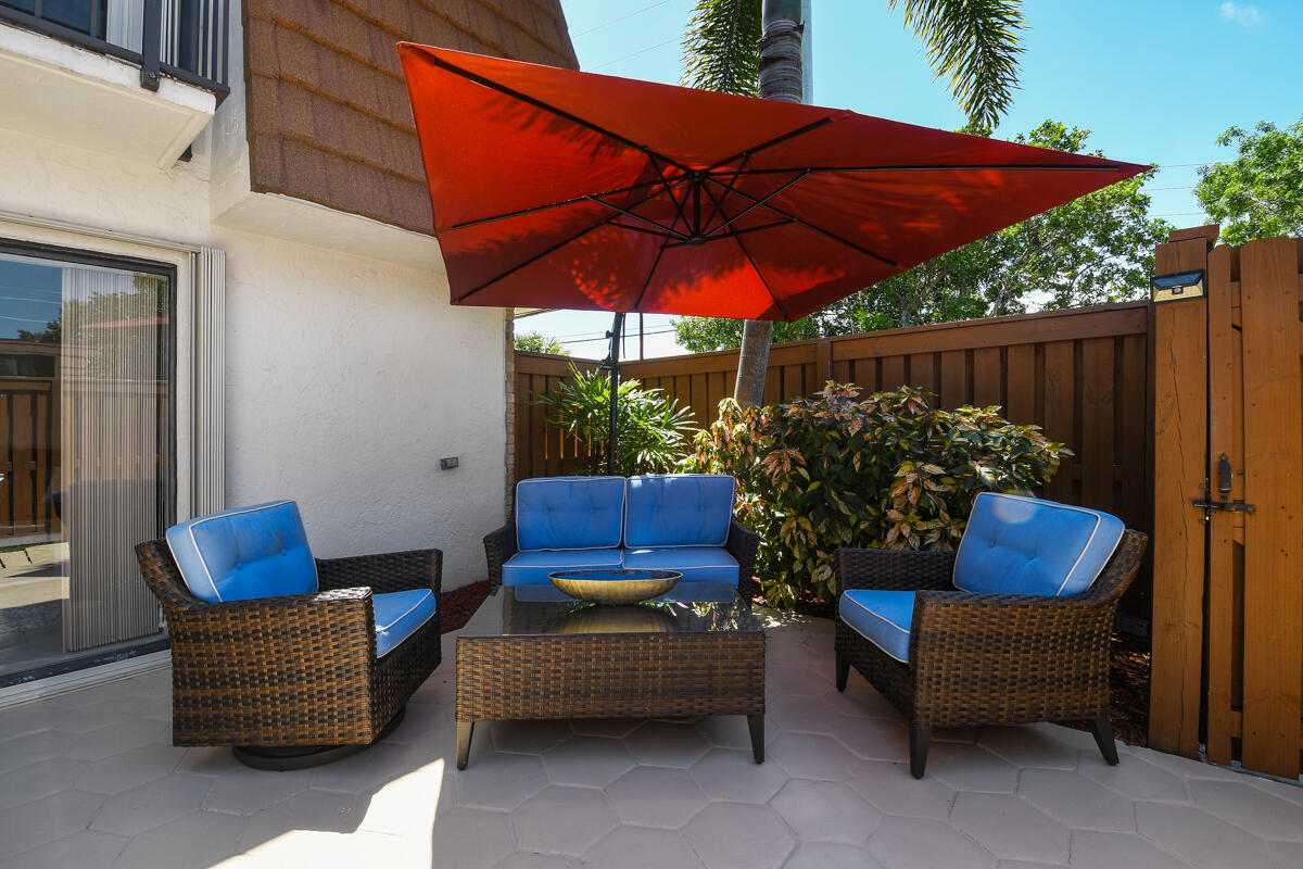 3900 County Line Road, Unit 9D Tequesta, FL 33469 - Photo 9 of 34 a blue bench sitting in front of a building