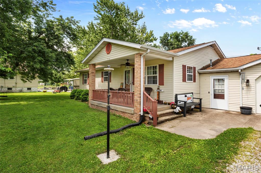 716 Springfield Road Gillespie, IL 62033 - Photo 5 of 33