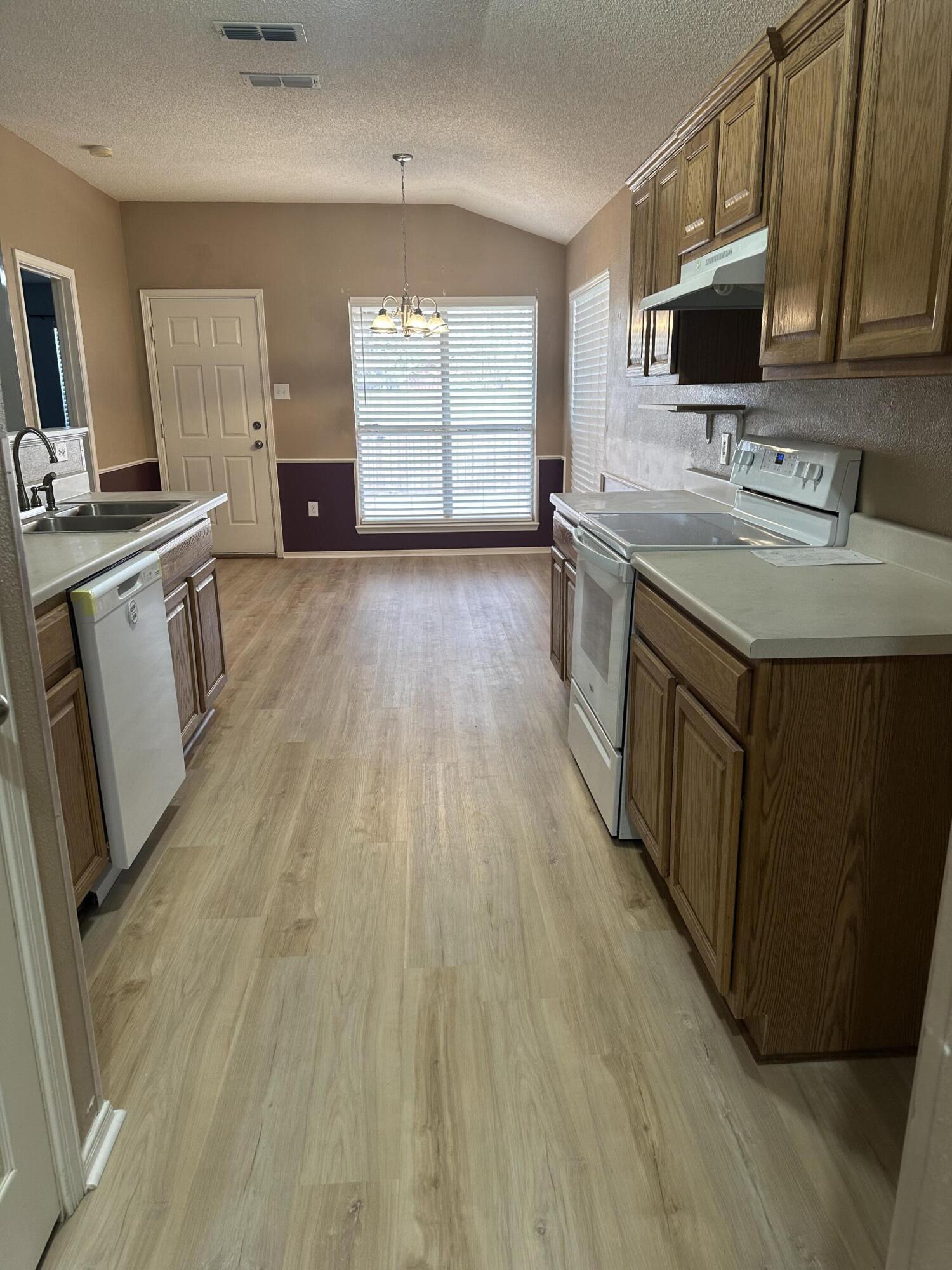 1708 77th Street Lubbock, TX 79423 - Photo 19 of 59 Kitchen