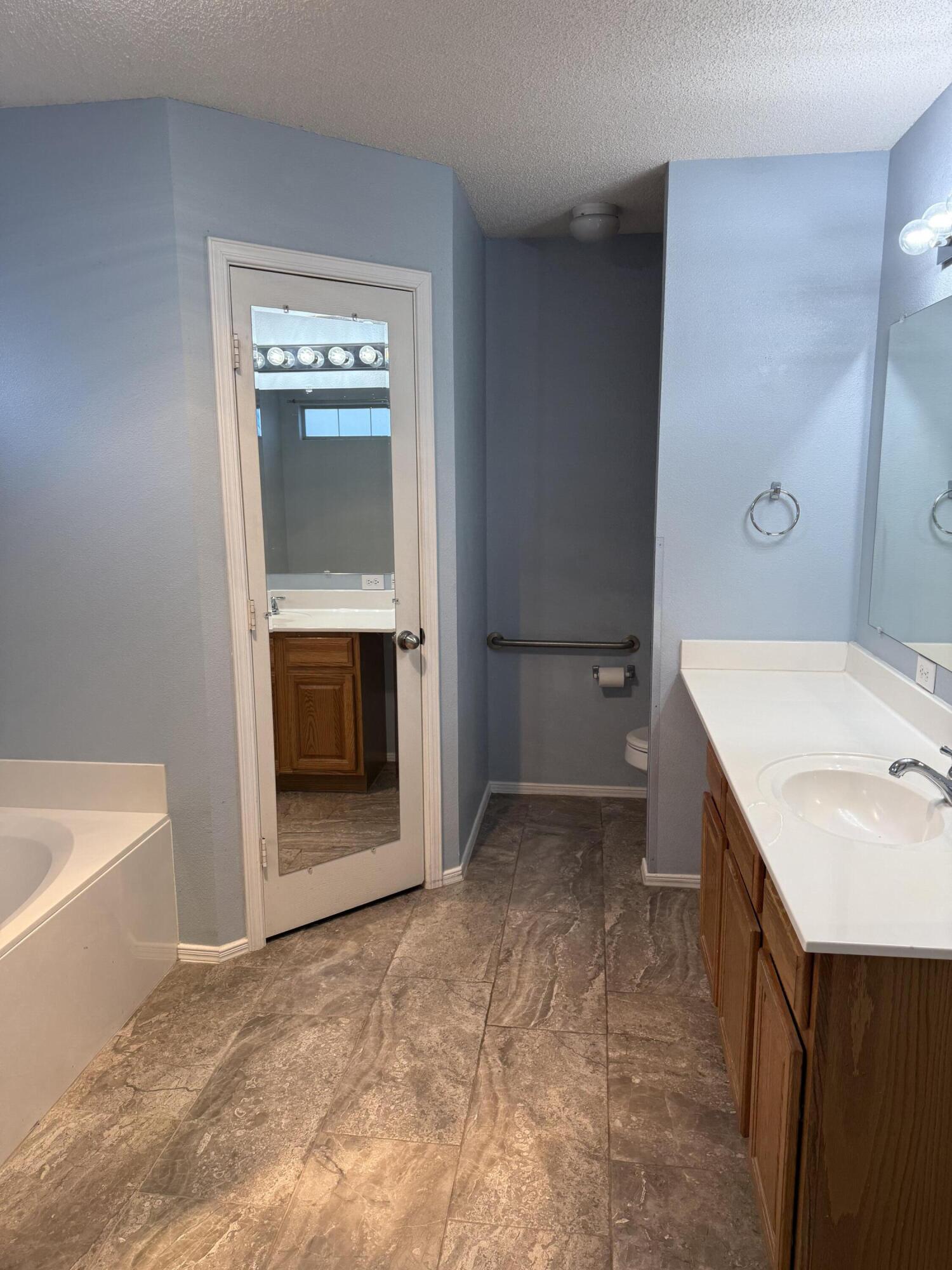 1708 77th Street Lubbock, TX 79423 - Photo 33 of 60 Primary Bath