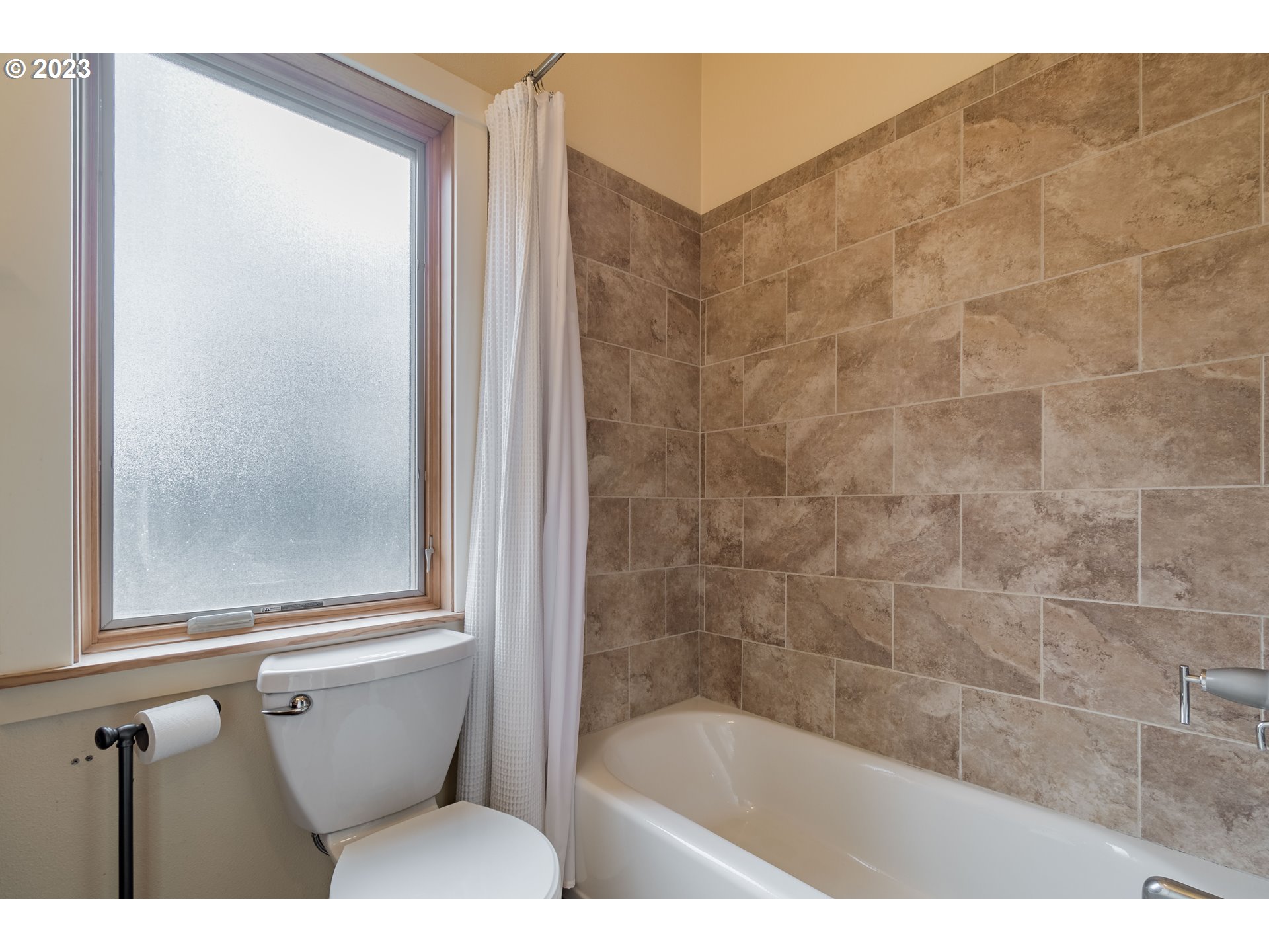 1410 Perdue Loop Eugene, OR 97401 - Photo 21 of 32 a bathroom with a bathtub and a shower