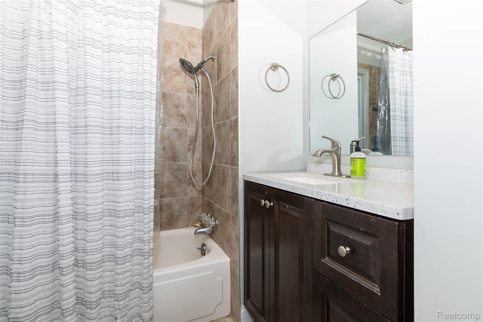 337 Roth Boulevard Clawson, MI 48017 - Photo 17 of 27 Bathroom
