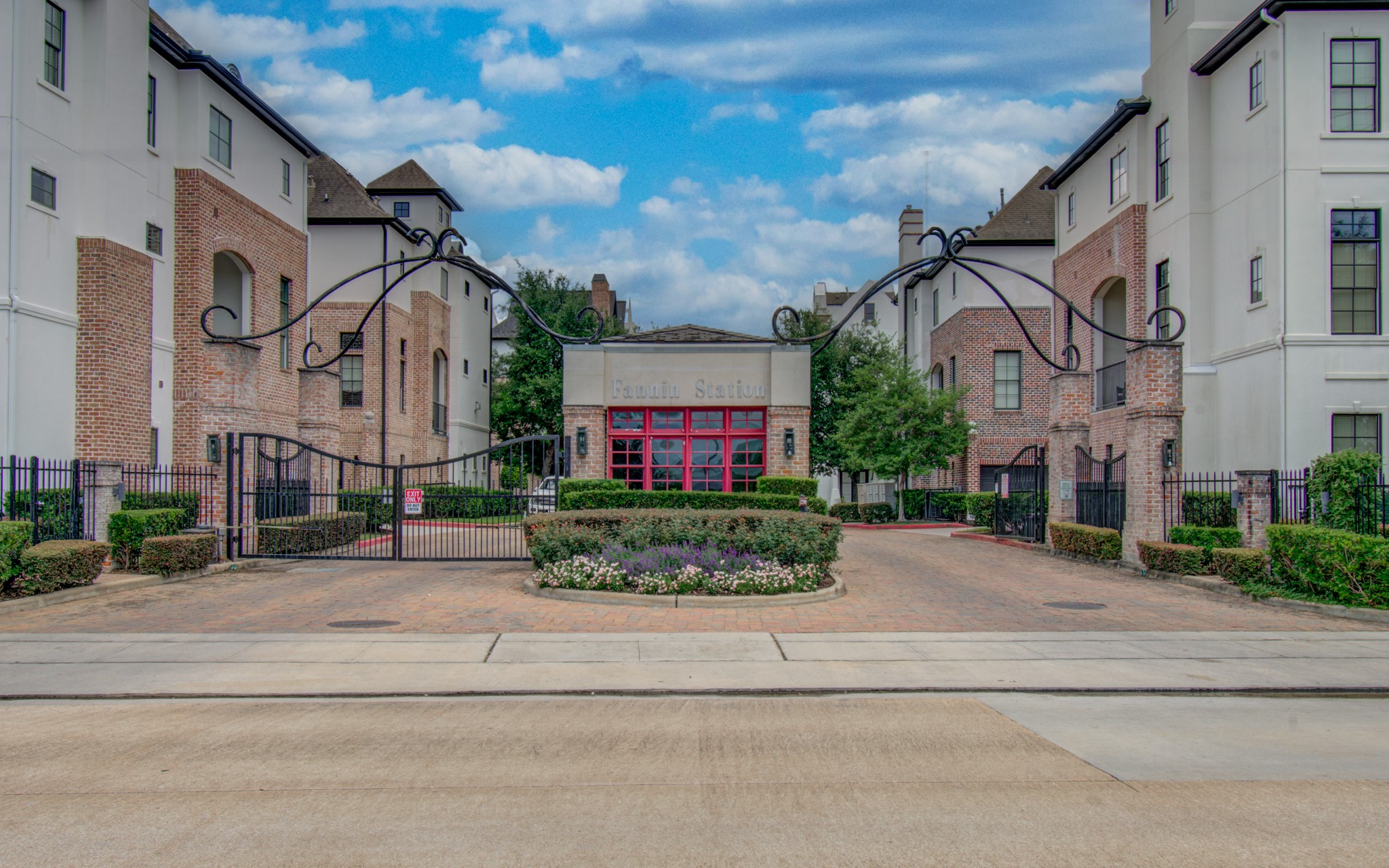 9532 London Bridge Station Houston, TX 77045 - Photo 8 of 43 Gated Entrance