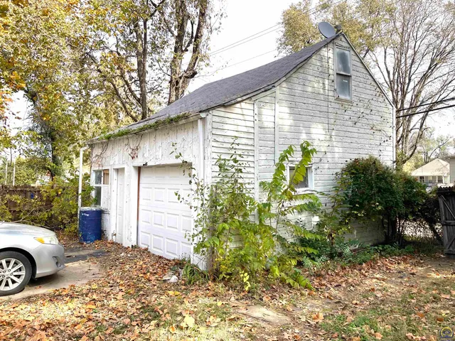 $137,500 | 724 Northeast Wabash Avenue, Topeka, KS 66616