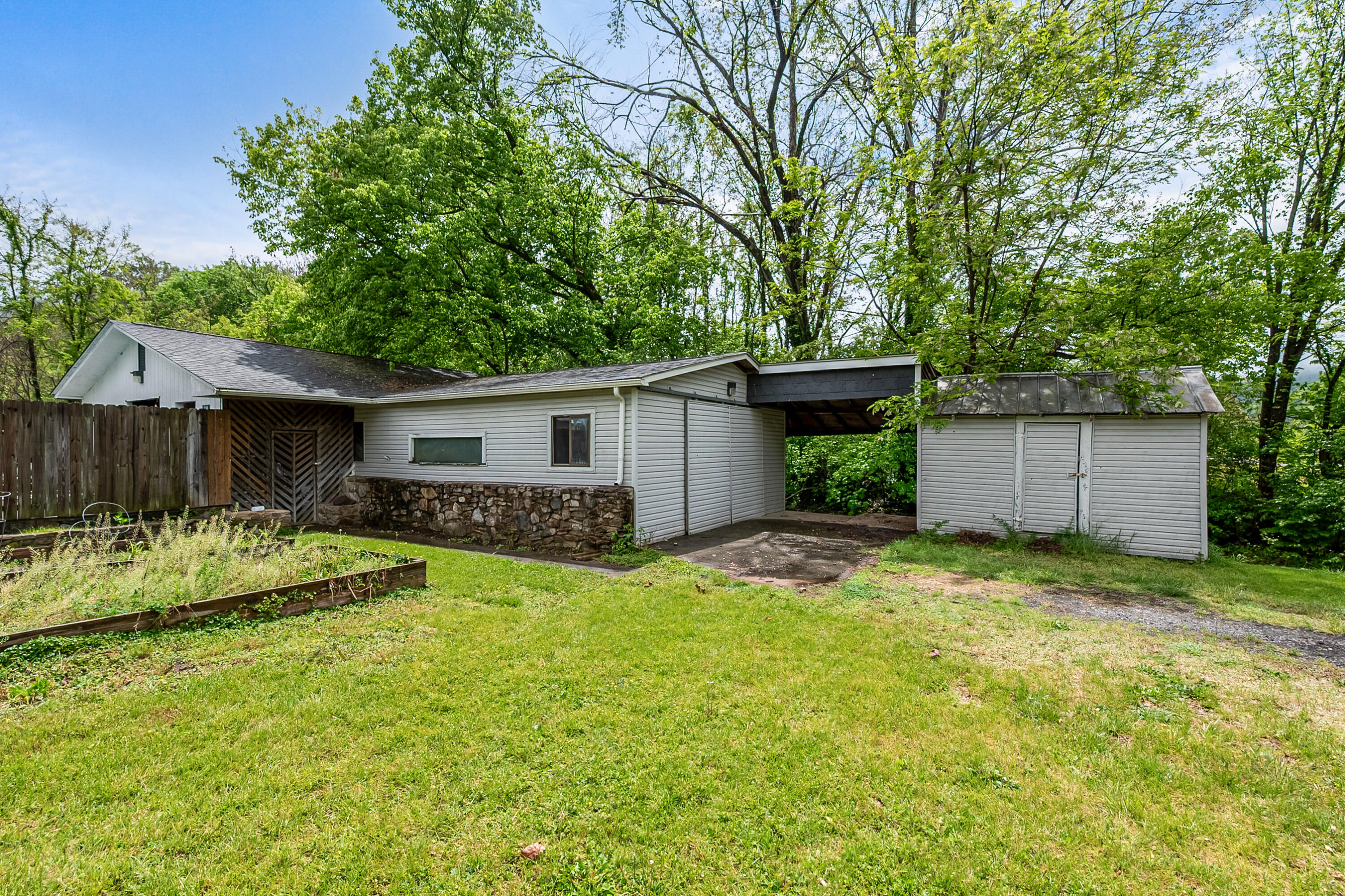 9151 Roanoke Road Elliston, VA 24087 - Photo 23 of 38 e5
