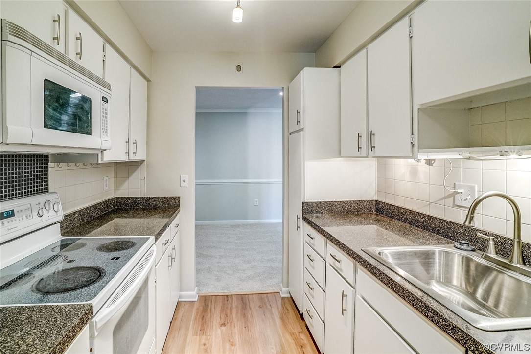 1501 Thistle Road, Unit 103 Henrico, VA 23238 - Photo 8 of 27 a kitchen that has a sink and a stove