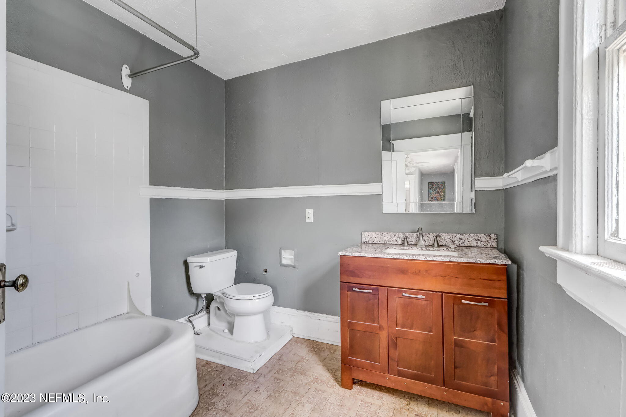 2805 College Street Jacksonville, FL 32205 - Photo 32 of 40 a room with a cabinets and chair