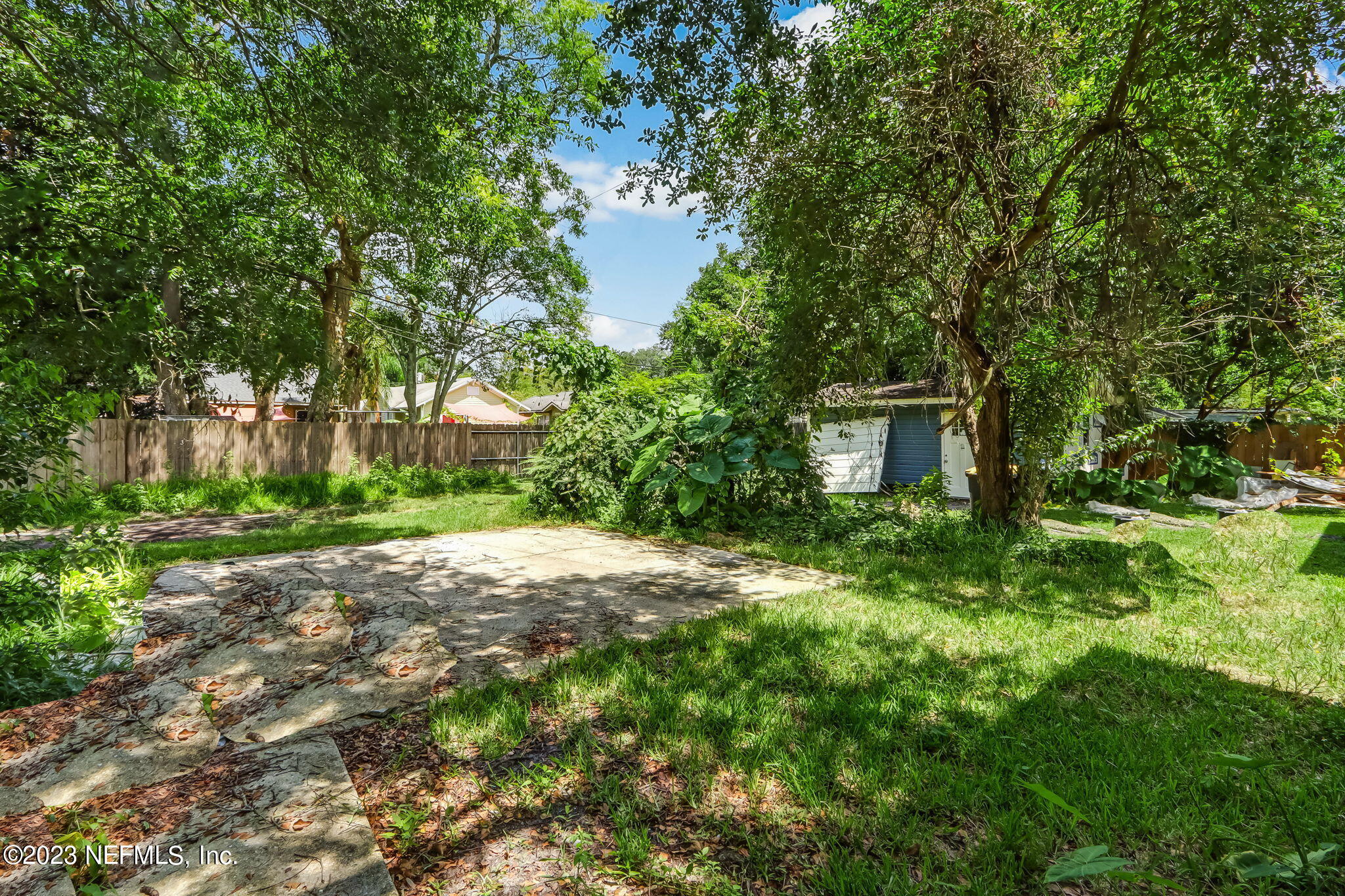 2805 College Street Jacksonville, FL 32205 - Photo 40 of 40 a backyard of a house with lots of green space