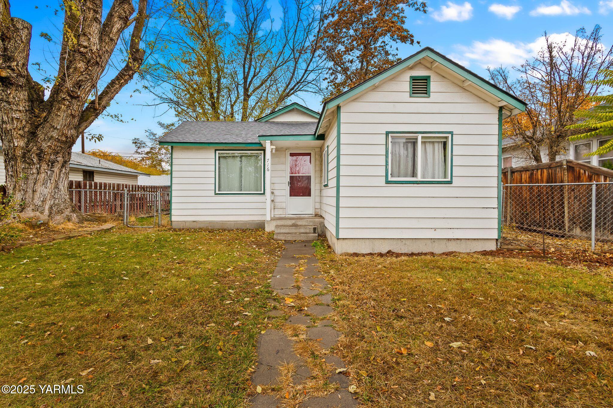 a view of a house with a yard