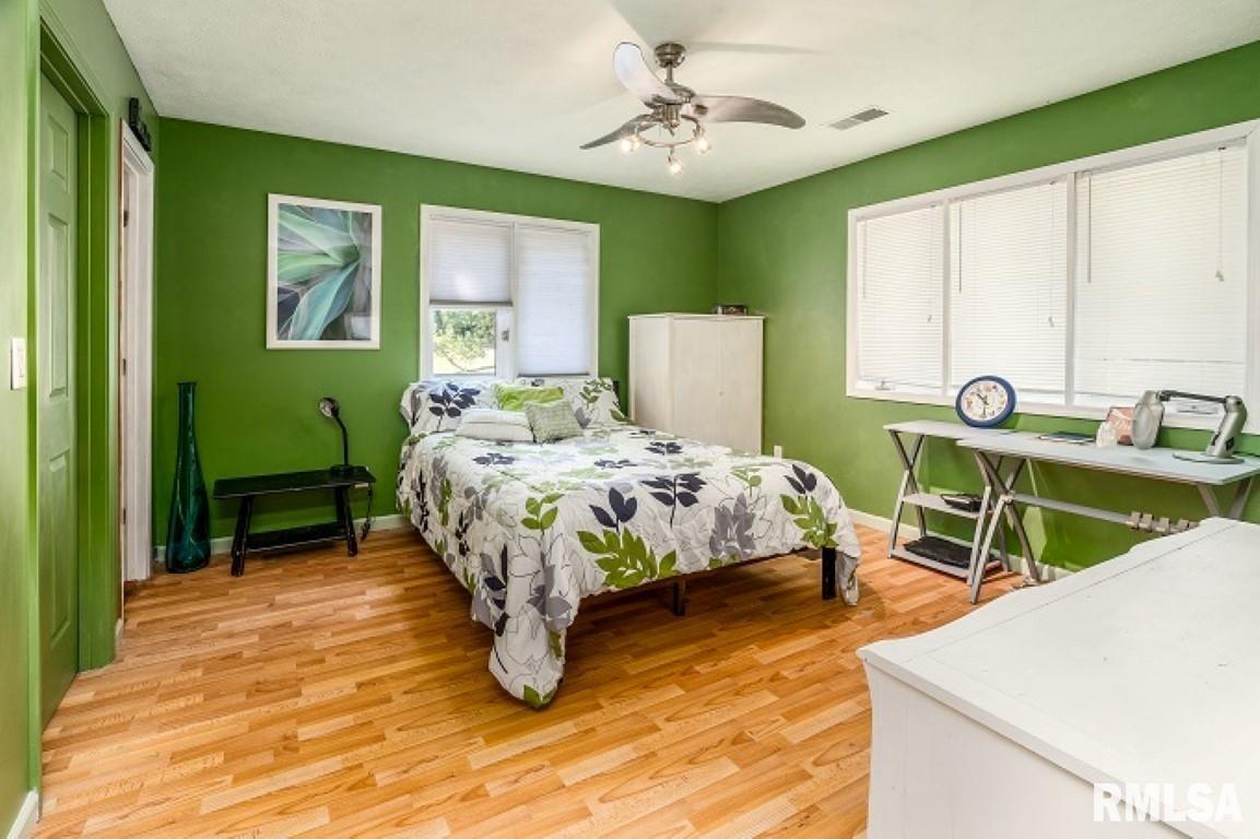 412 Wagon Wheel Road Carbondale, IL 62902 - Photo 19 of 30 a bedroom with a bed and a table