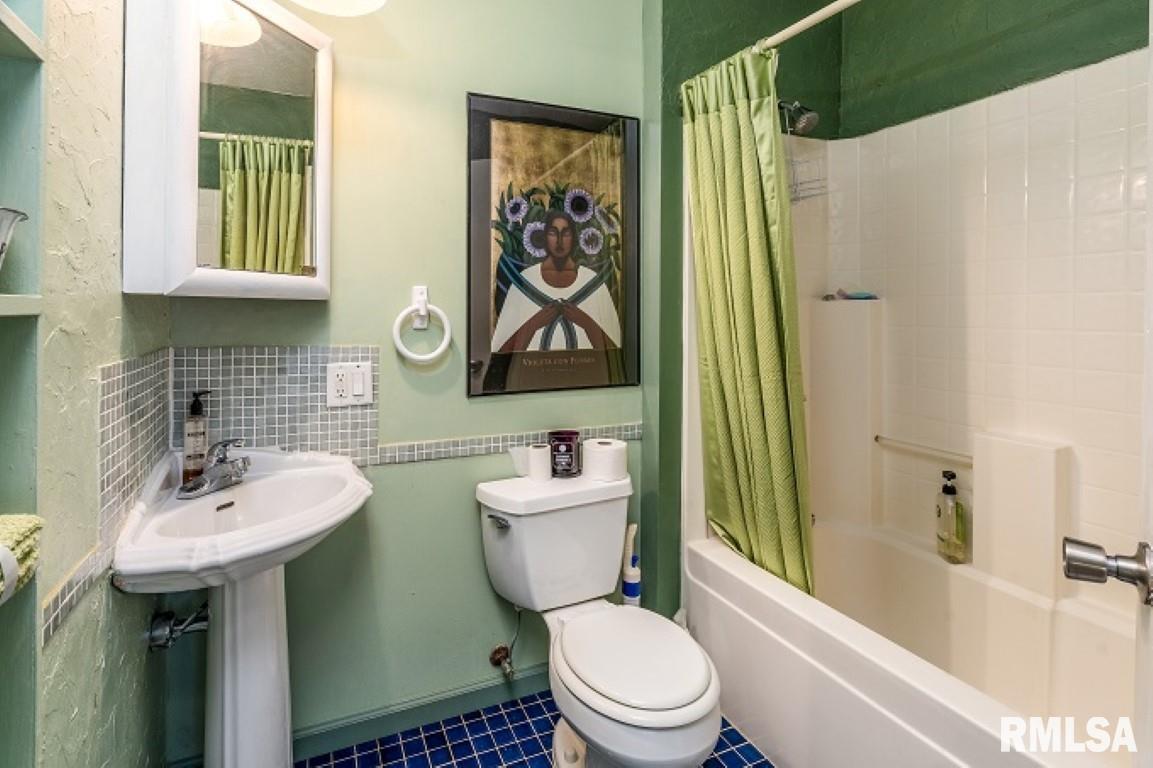 412 Wagon Wheel Road Carbondale, IL 62902 - Photo 20 of 30 a bathroom with a sink mirror toilet and bathtub