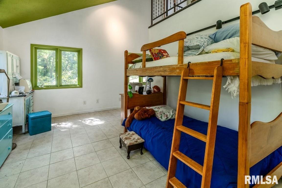 412 Wagon Wheel Road Carbondale, IL 62902 - Photo 22 of 30 a room with furniture and a window