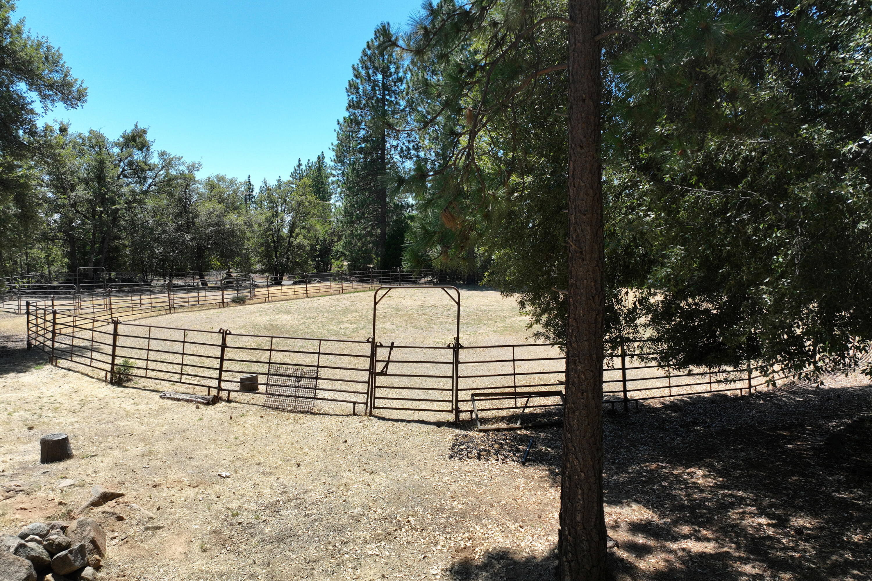 31300 Miller Mountain Road Whitmore, CA 96096 - Photo 37 of 38 Round Pen