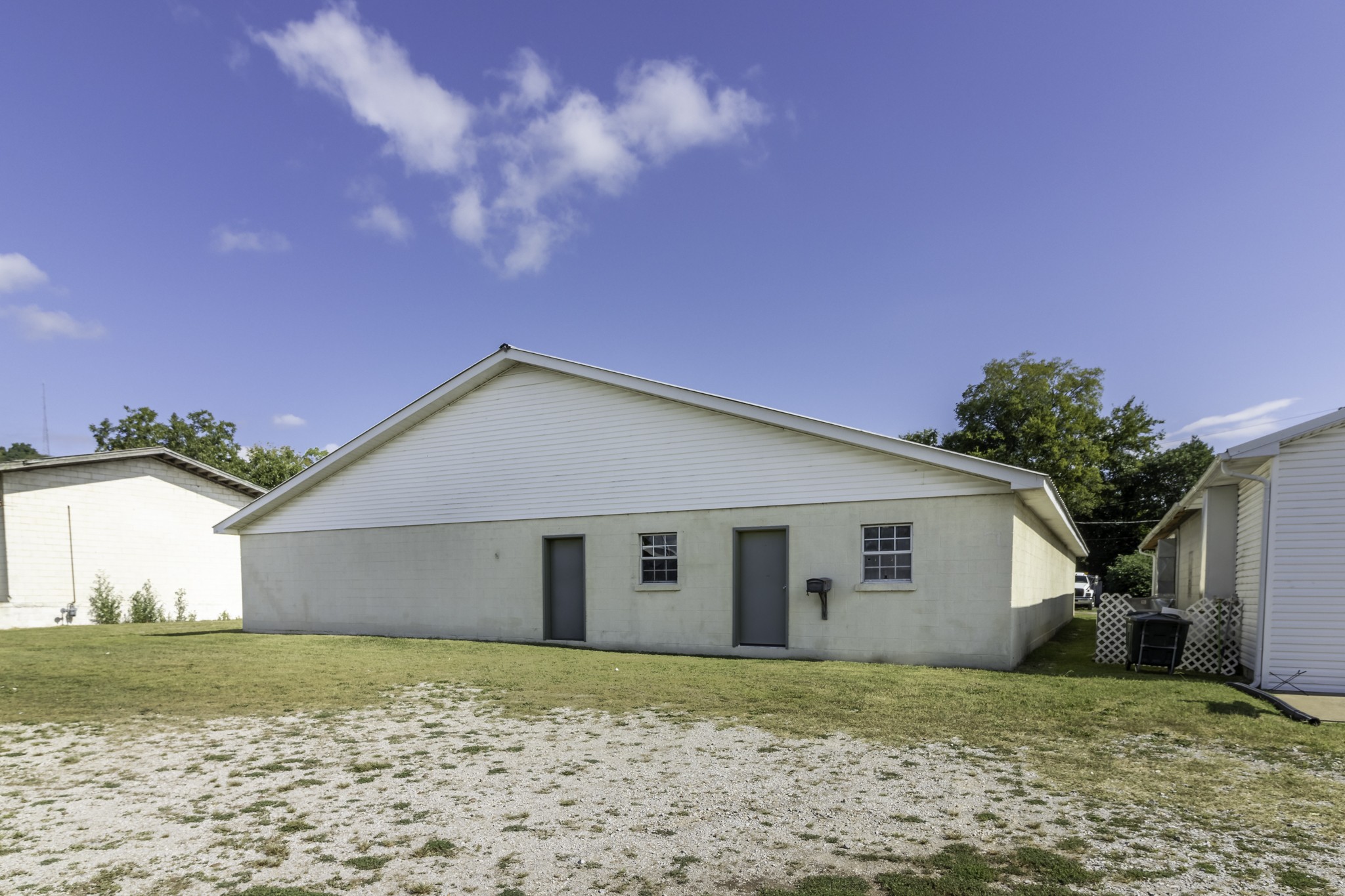 124 Chestnut Street Pulaski, TN 38478 - Photo 24 of 33 a backyard of a house