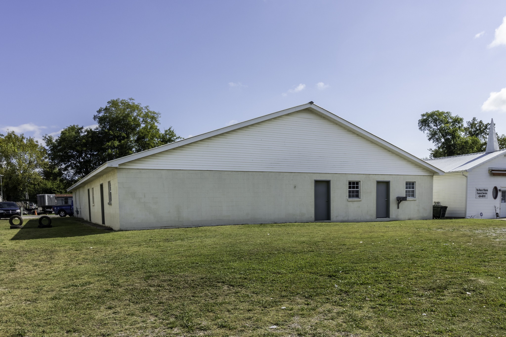 124 Chestnut Street Pulaski, TN 38478 - Photo 25 of 33 a backyard of a house with plants and large tree