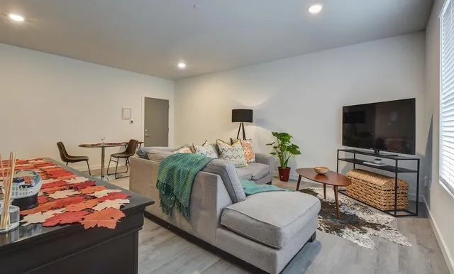 $995 | 518 Madison Street, Unit 206, Clarksville, TN 37040