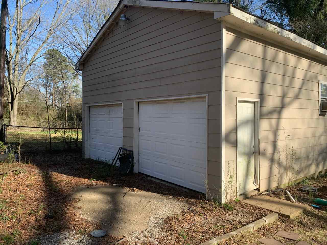 925 Enfield Road Memphis, TN 38116 - Photo 4 of 5 Enough space nearly any vehicle