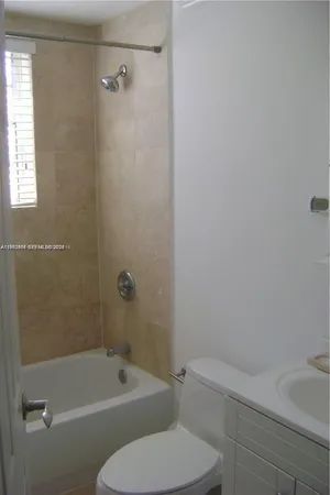 $2,950 | 4812 Pine Tree Drive, Unit 201, Miami Beach, FL 33140