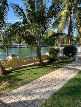 $2,950 | 4812 Pine Tree Drive, Unit 201, Miami Beach, FL 33140