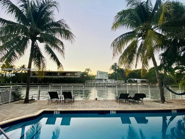 $2,950 | 4812 Pine Tree Drive, Unit 201, Miami Beach, FL 33140
