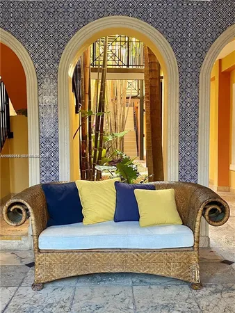 $2,950 | 4812 Pine Tree Drive, Unit 201, Miami Beach, FL 33140