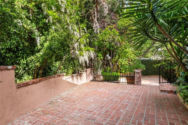 a view of a back yard of the house