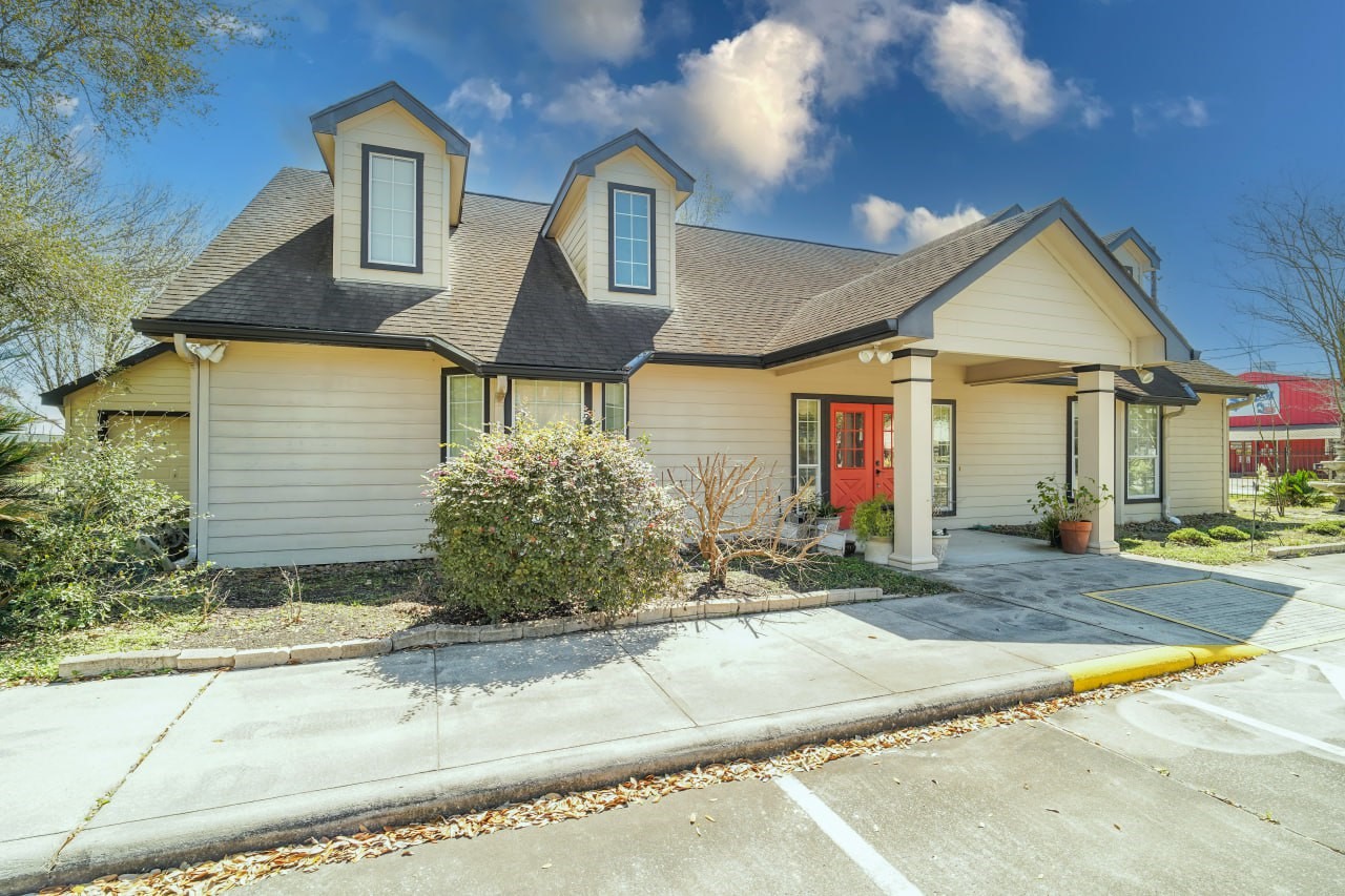 12682 Shiloh Church Road Houston, TX 77066 - Photo 4 of 25 a front view of a house with garden