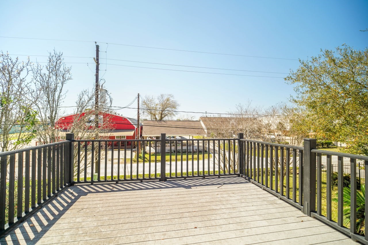 12682 Shiloh Church Road Houston, TX 77066 - Photo 9 of 25 a view of a balcony with wooden floor
