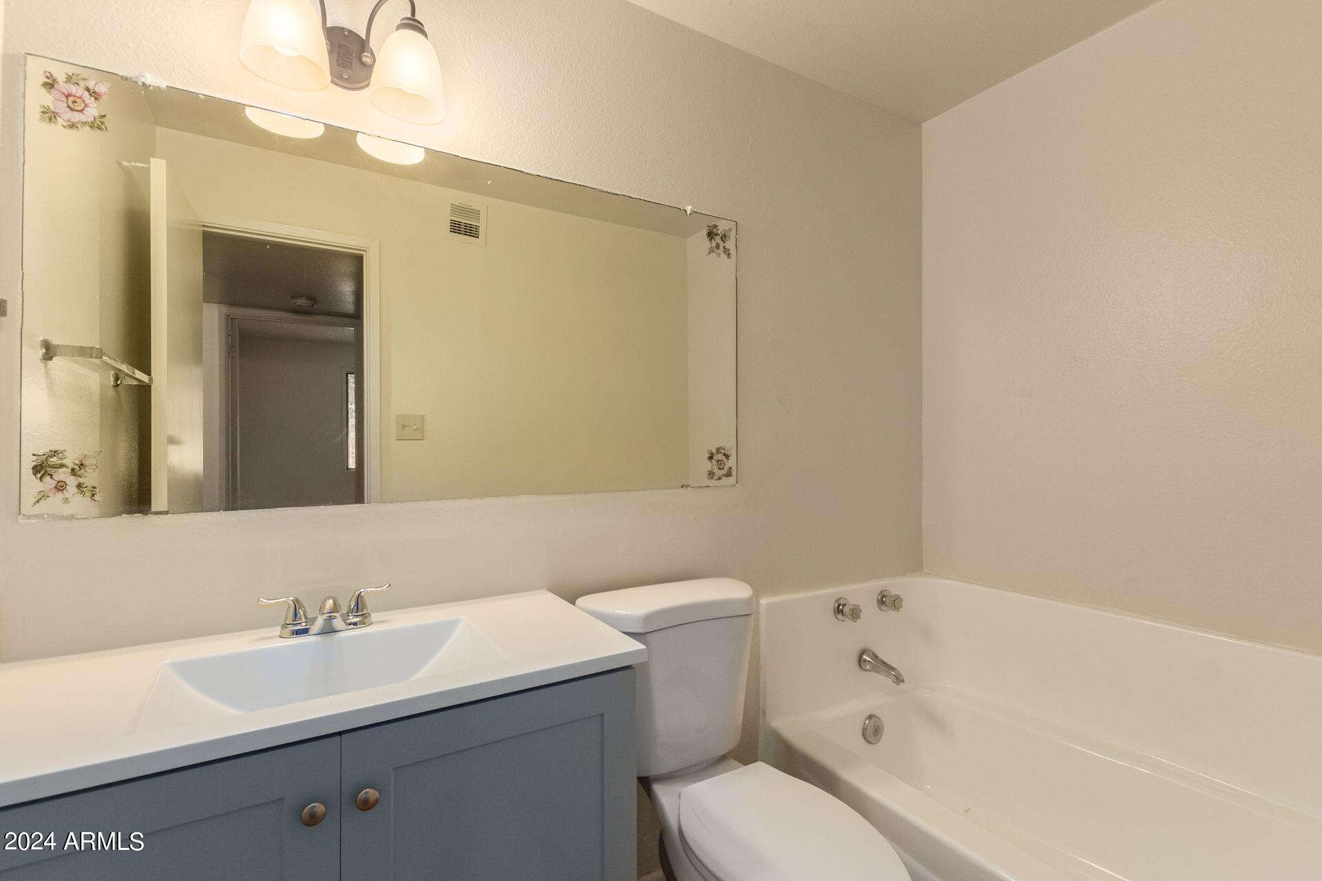 6020 West Granada Road Phoenix, AZ 85035 - Photo 7 of 18 22a Hall bath Granada