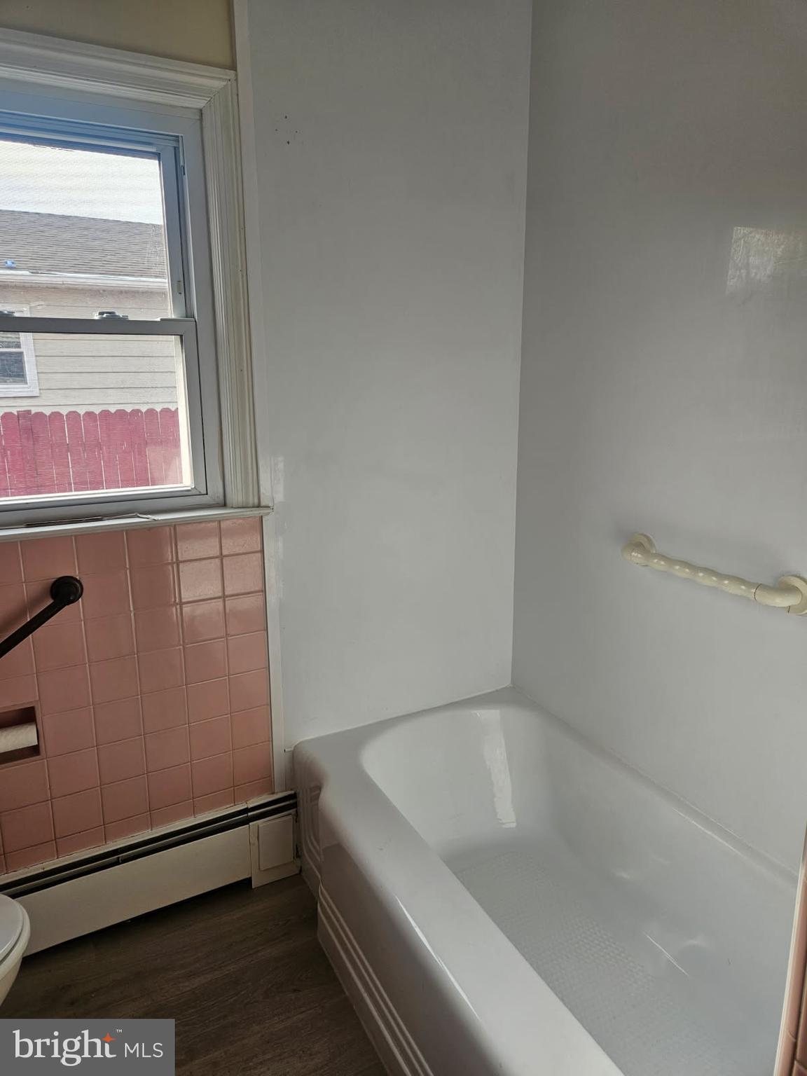 21 Manor Drive Dover, DE 19901 - Photo 4 of 24 a bathroom with a bathtub