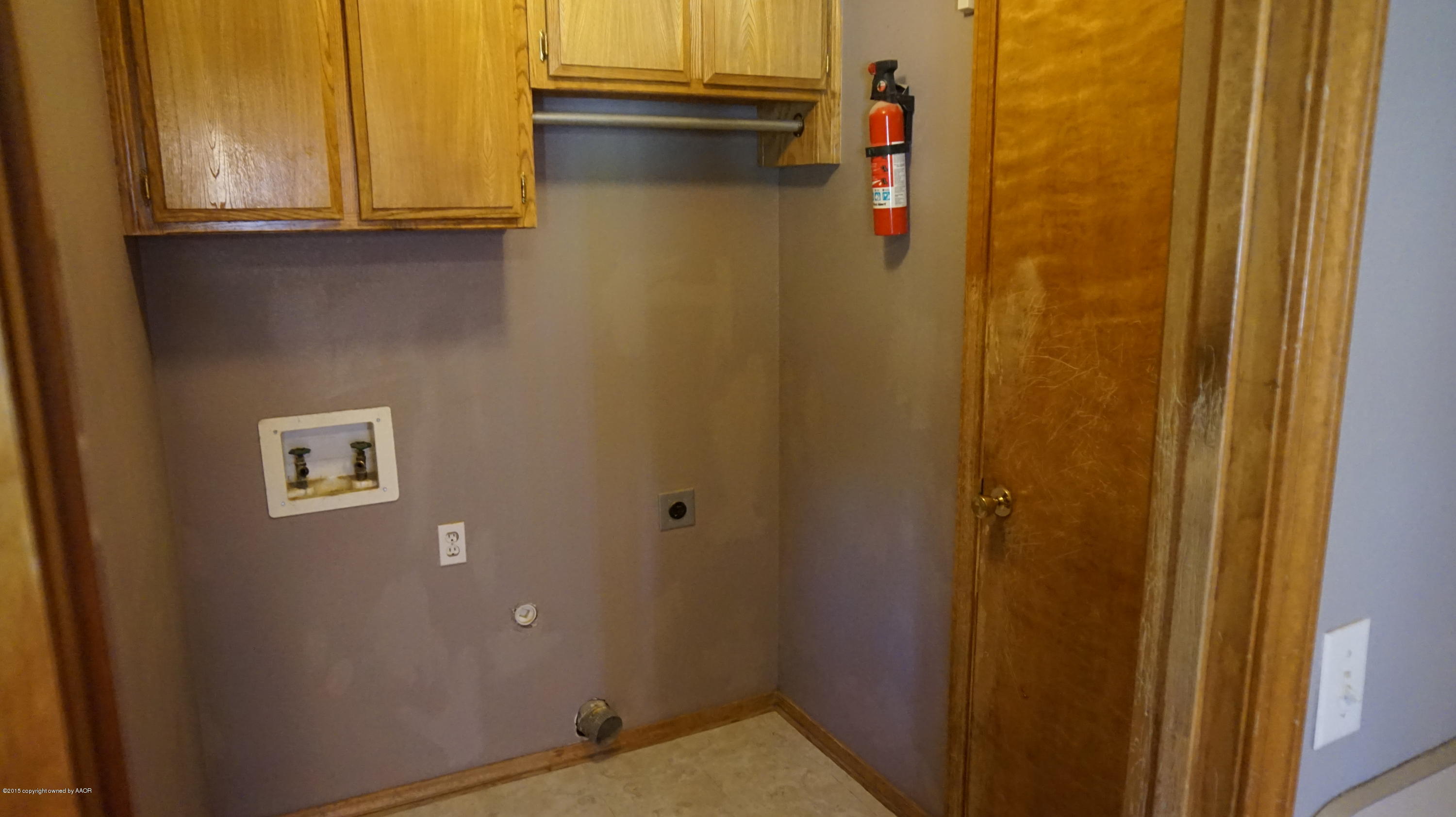 5228 Capulin Lane Amarillo, TX 79110 - Photo 9 of 16 a bathroom with a shower
