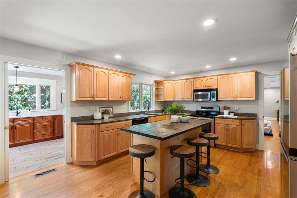 107 Rowe Street Newton, MA 02466 - Photo 9 of 30