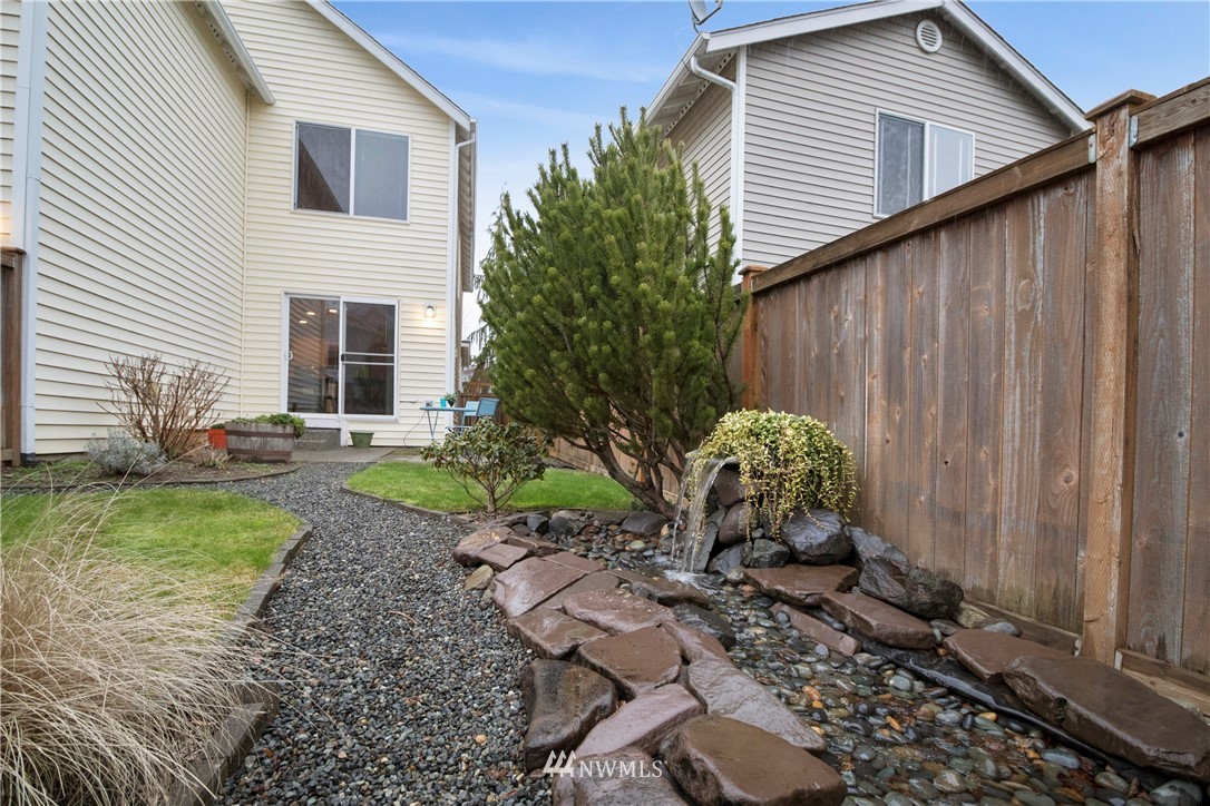 34829 Southeast Ridge Street Snoqualmie, WA 98065 - Photo 16 of 19 a backyard of a house with lots of green space