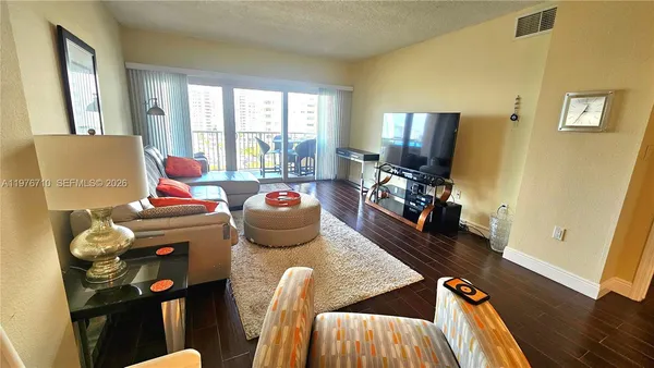 $2,100 | 1980 South Ocean Drive, Unit 7M, Hallandale Beach, FL 33009