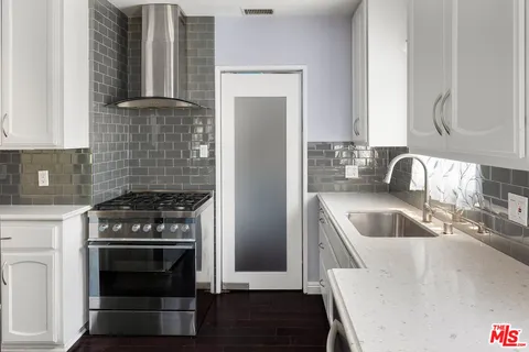 $1,250,000 | 5536 Carpenter Avenue, Valley Village, CA 91607