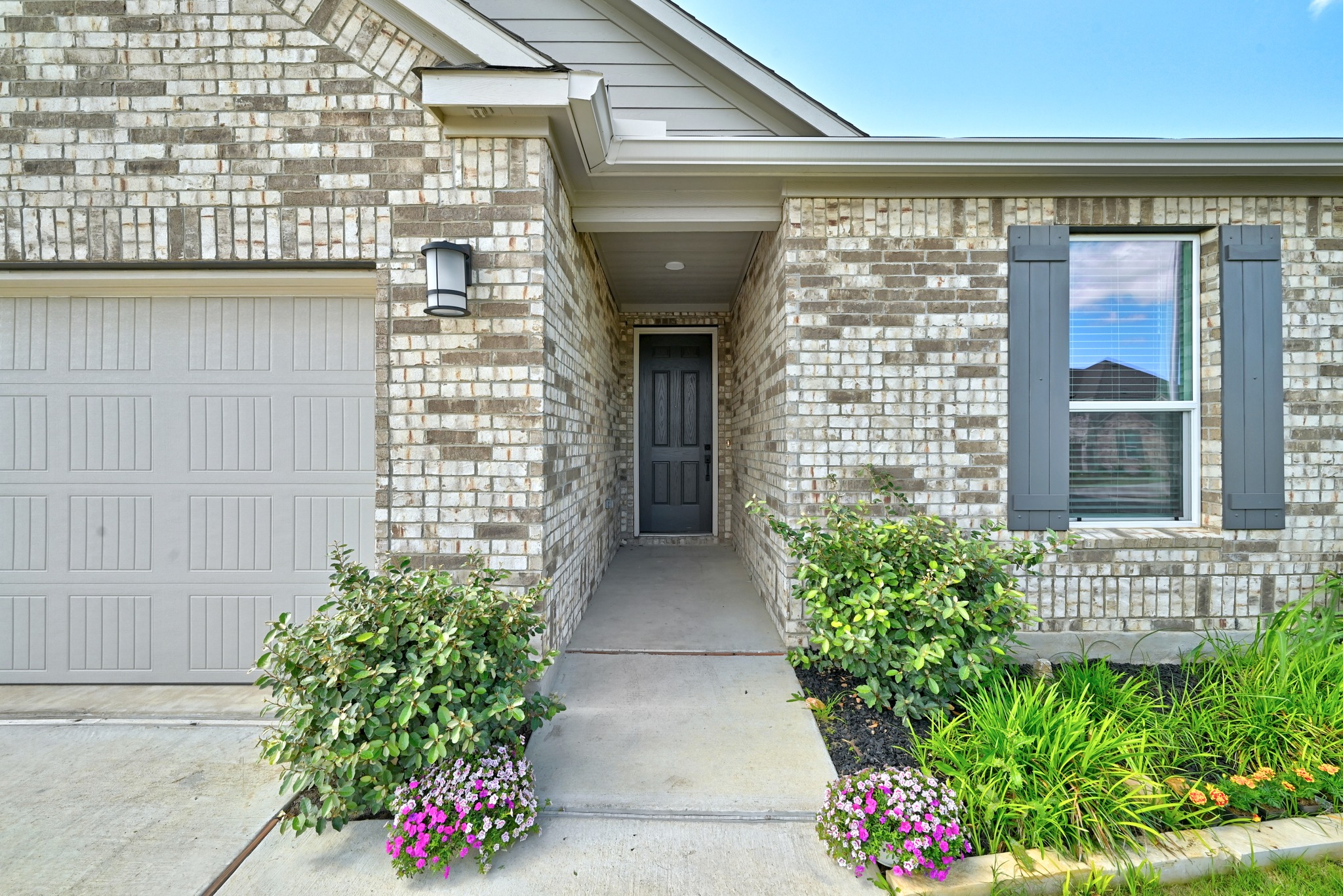 7201 Calliope Crossing Austin, TX 78744 - Photo 4 of 22 a front view of a house